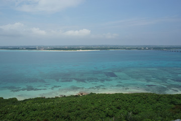 沖縄の透明な海とビーチ