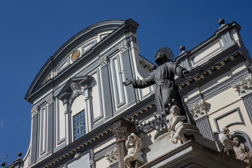 Fototapeta na wymiar City of Naples Italy. Campagnia.. Centro storico. Church and statue