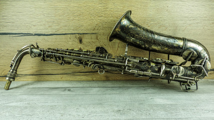 Saxophone mit Holzhintergrund
