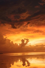 Atardecer rojo mar calmado 