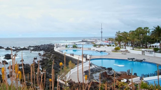 Marti&aacute;nez &ndash; die Bucht, der Strand, ist ein schwarzer Sandstrand und liegt in Puerto de la Cruz, dem Tourismuszentrum im Norden von Teneriffa. Es ist ein Naturstrand, mit recht starker Brandung.