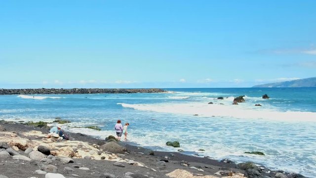 Marti&aacute;nez &ndash; die Bucht, der Strand, ist ein schwarzer Sandstrand und liegt in Puerto de la Cruz, dem Tourismuszentrum im Norden von Teneriffa. Es ist ein Naturstrand, mit recht starker Brandung.