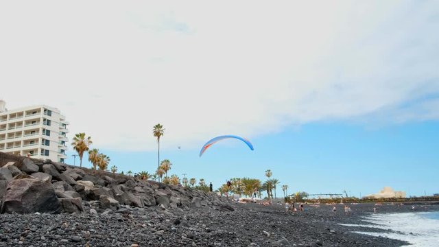 Marti&aacute;nez &ndash; die Bucht, der Strand, ist ein schwarzer Sandstrand und liegt in Puerto de la Cruz, dem Tourismuszentrum im Norden von Teneriffa. Hier landen t&auml;glich Paraglider.