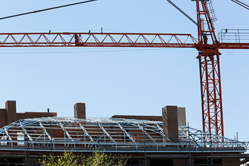 Construcción de tejado en edificio de casas.
