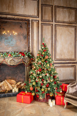 Fototapeta na wymiar Christmas tree in the interior with fireplace and ancient mirror