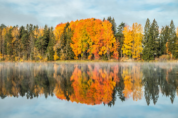 Obraz premium Beautiful autumn landscape of Kymijoki river waters. Finland, Kymenlaakso, Kouvola