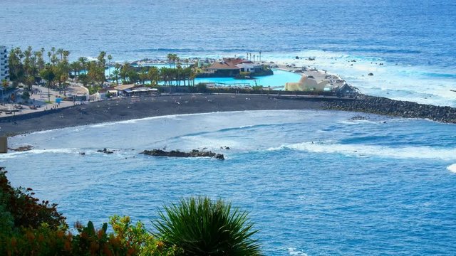 Marti&aacute;nez &ndash; die Bucht, der Strand, ist ein schwarzer Sandstrand und liegt in Puerto de la Cruz, dem Tourismuszentrum im Norden von Teneriffa. Es ist ein Naturstrand, mit recht starker Brandung.