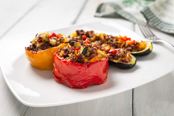 Melanzane e zucchine ripiene di carne di manzo e verdure