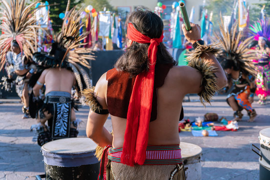 Suenan los tambores y bailan los danzantes en el atrio de la Bas&iacute;lica de Zapopan.
