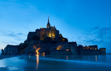 Der Mont St. Michel bei Abendlicht zauberhaft im Dunkeln