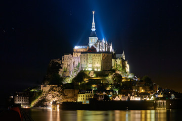 Fototapeta na wymiar Der Mont St. Michel bei Abendlicht zauberhaft im Dunkeln