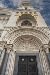 Obraz premium Front view of a fragment of the facade of the Naval Cathedral in Kronstadt, Russia against a blue autumn sky