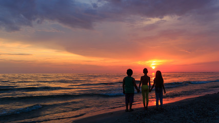 Fototapeta premium silhouette of kids at sunset
