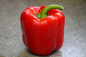 rote Paprikaschote mit grünem Stiel