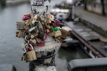 Cadenas sur un pont de Paris
