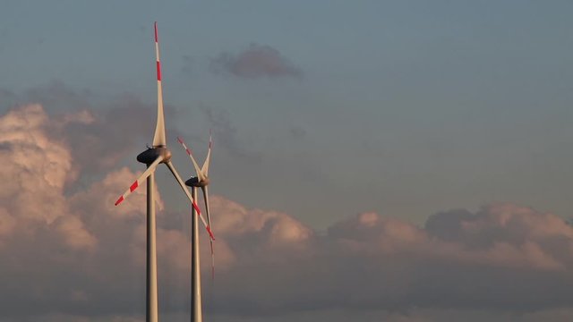 Die Windr&auml;der der Windkraftanlagen machen durch Wind sauberen Strom