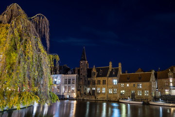 Obraz premium Old buildings in Brugges by night, Belgium.
