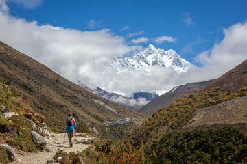Fototapeta na wymiar A woman walking on the Everest base camp trail, himalaya, Nepal