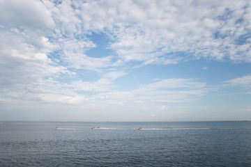 Fototapeta premium skyline sea jet skis