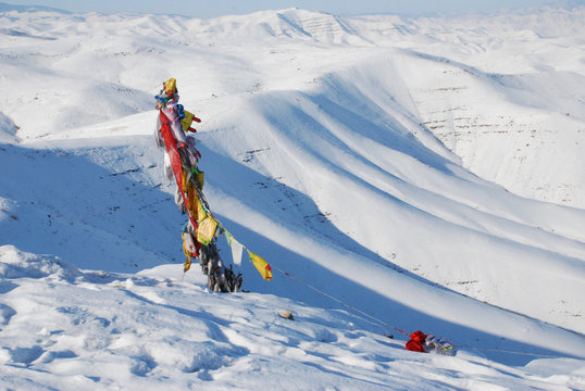 Multi-colored ribbons are tied on the sacred Mount Doge. The tradition of knitting ribbons (Tuvan - chalam) is widespread. Shamans knit ribbons and silk shawls - kadak when they perform rituals.