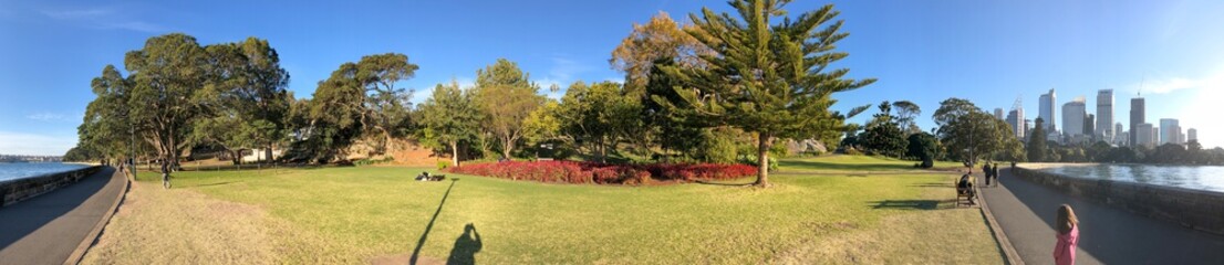 Naklejka premium SYDNEY - AUGUST 20, 2018: Royal Botanic Gardens on a sunny day with tourists and locals