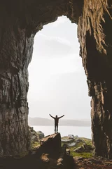 Poster Man staat alleen in grot Reizen avontuur vakanties gelukkig opgeheven handen toeristisch succes wellness-concept Kirkehelleren grot in Noorwegen © EVERST