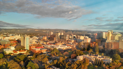 Obraz premium ADELAIDE, AUSTRALIA - SEPTEMBER 15, 2018: Aerial view of city skyline on a beautiful afternoon