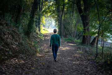 Obraz premium samotny mężczyzna spacerujący po zaczarowanym lesie