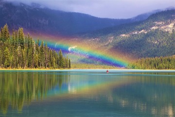 Rotes Kayak unter Regenbogen auf Lake Emerald in Yoho Nationalparl / Kanada