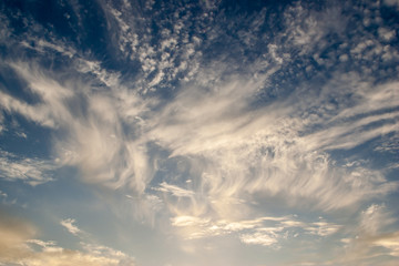 sommerliche Wolken am Abend