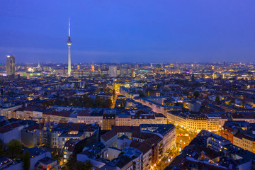 Berlin skyline mit U-Bahn Kreuzung Rosethaler platz im Vordergrund.