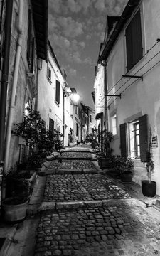 rue à Arles de nuit