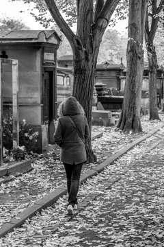 Marcher dans le cimetière du Père Lachaise à Paris
