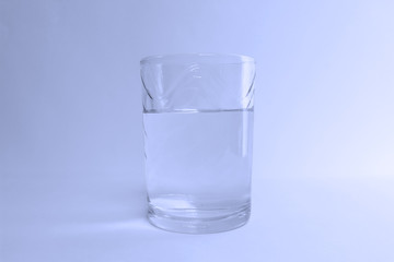 Vaso de agua en tonos azules