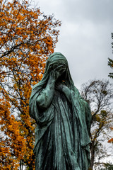 Statue dans le cimetière du Père Lachaise à Paris