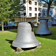 2 Glocken vor St. Bartholomaei in Demmin 
