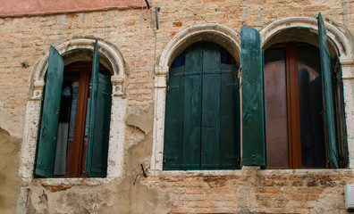 Janelas antigas ou coloniais de Veneza na  Italia, Europa 
