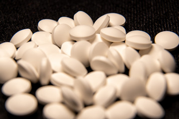 Tabletten isoliert auf schwarzem Hintergrund