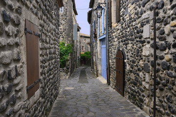 Fototapeta na wymiar Grande rue à Alba-la-Romaine (07400), département de l'Ardèche en région Auvergne-Rhône-Alpes, France
