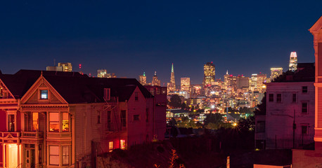 Obraz premium Painted Ladies with San Francisco Skyline at the background during night