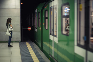 Ragazza in attesa della metro a milano