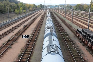 Gare ferrovière de triage de Sibelin à Feyzin - Département du Rhône - France - Vue des rails...