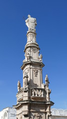 Fototapeta na wymiar Particolare architettonico dell'Obelisco di Santo Oronzo a Ostuni. Sud Italia