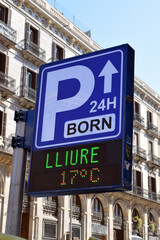 Obraz premium City Parking Sign with Temperature in Sunny Street 3512-039