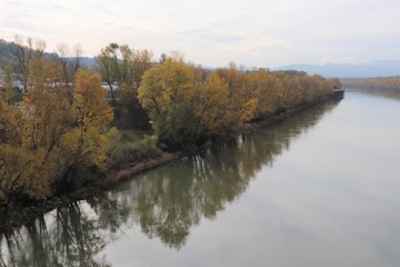 Fototapeta na wymiar Le fleuve Rhône à Solaize vu du pont de Vernaison Solaize - Département du Rhône - France