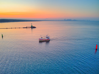 Naklejka premium boat on the sea