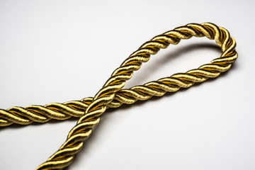 Schleife mit Kordel aus goldener Gold Schnur 