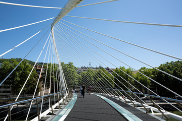 Puente Zubizuri en Bilbao, España.