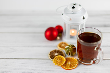 Świąteczna herbata na jasnym tle z dekoracją