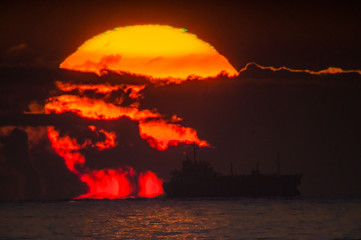 水平線から昇る達磨太陽の雲間の朝日DSC1532